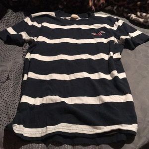 navy blue and white Hollister T shirt